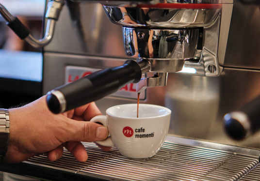 Espressomaschine bei der Zubereitung im Cafe Momenti