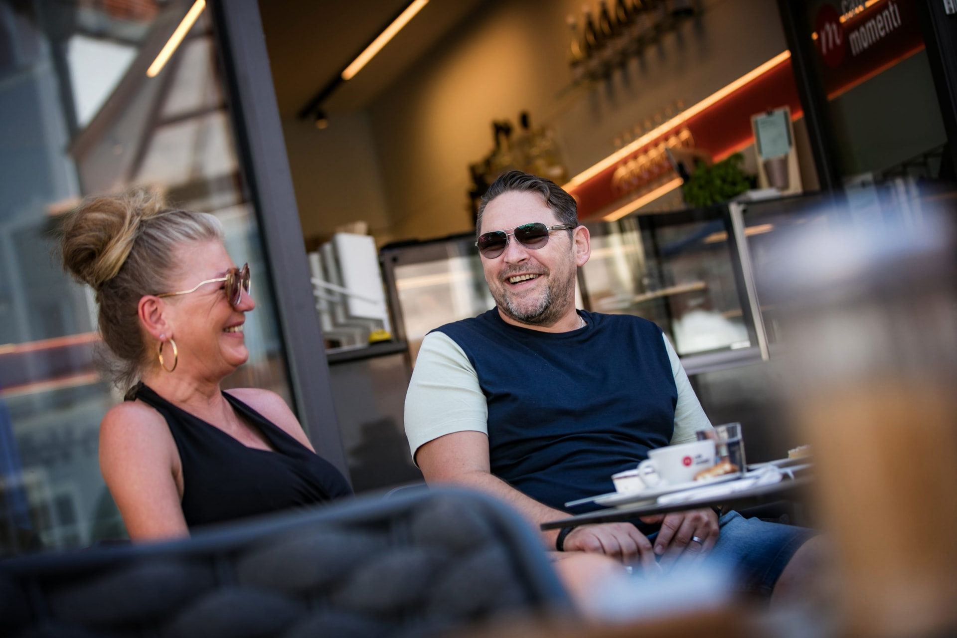 Gäste im Cafe Momenti